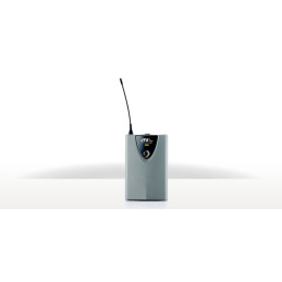 Trasmettitore UHF body pack;16 canali selezionabili, alimentato tramite batterie AA, equipaggiato con connettore 4P mini XLR;